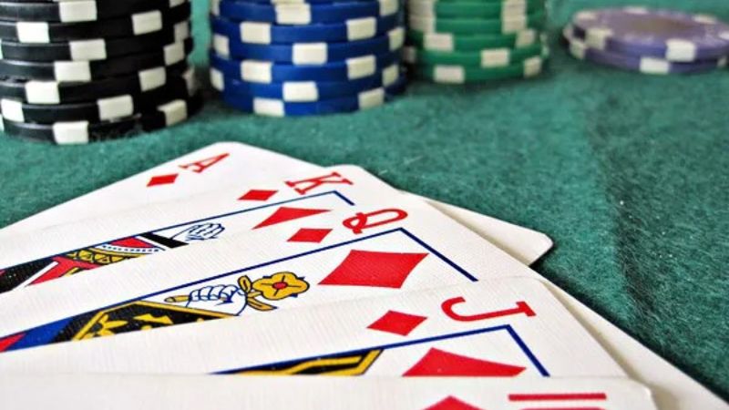 Tìm hiểu chi tiết khái niệm thùng phá sảnh Poker